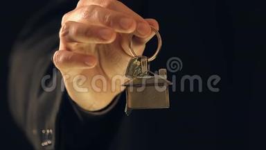 持有钥匙的人持有房屋钥匙链、房<strong>地产</strong>、房<strong>地产</strong>服务